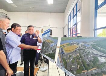 ANTHONY Loke (kanan) bersama Saifuddin Nasution Ismail (dua kanan) melihat lakaran projek naik taraf Terminal dan Jeti Penumpang, Kargo dan RORO Kuala Kedah. – UTUSAN/JAMLIAH ABDULLAH