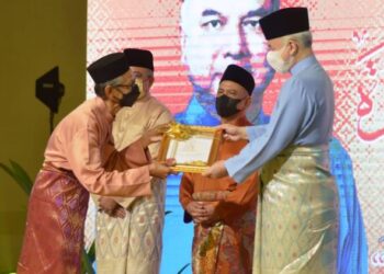 SULTAN Nazrin Muizzuddin Shah menyampaikan Anugerah Tokoh Maal Hijrah negeri Perak iaitu bekas pensyarah, Ahli Jawatankuasa Fatwa Perak dan Ahli Majlis Agama Islam Perak (MAIPk), Datuk As’ad Awang, 65, pada Majlis Sambutan Maal Hijrah 1444 Peringkat Negeri Perak di Ipoh hari ini. - UTUSAN/ZULFACHRI ZULKIFLI