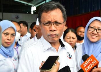 MOHD. Shafie Apdal (tengah) bersama Ahli Parlimen Kota Belud, Isnaraissah Munirah Majilis (kanan) semasa perasmian Mesyuarat Agung Tahunan Warisan di Kota Belud hari ini.