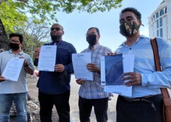 ZIKRULLAH Ismail (kanan) bersama Muhammad Azrul Zabidi (dua dari kiri) dan wakil penduduk selepas menghantar petisyen bantahan terhadap cadangan projek Taman Teknologi Pulau Pinang termasuk pembangunan CLQ di Menara MBSP, Bandar Perda, Pulau Pinang semalam.