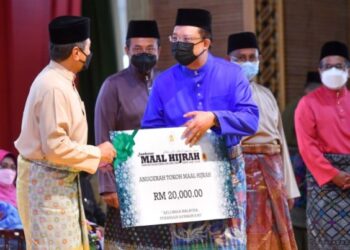 SULTAN Mizan Zainal Abidin (kiri) berkenan menyampaikan anugerah Tokoh Maal Hijrah kepada Mohd. Zuki Ali (kanan) pada Sambutan Maal Hijrah Peringkat Negeri Terengganu 2022 di Kuala Terengganu, hari ini. - UTUSAN/PUQTRA HAIRRY ROSLI