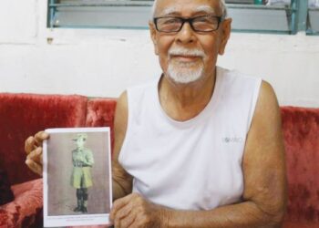 SHEIKH HUSSIN Sheikh Jaafar menunjukkan gambarnya ketika menjadi jurulatih Askar Melayu di Port Dickson, Negeri Sembilan pada 5 April 1952.
