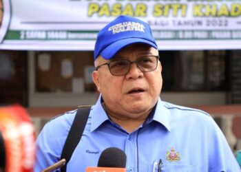 ROSNZALI Amin semasa ditemu bual pemberita selepas merasmikan Program Local Agenda 21, Program Gotong-royong Zon Bersih Indah Ceria Pasar Siti Khadijah, Kota Bharu, Kelantan hari ini.UTUSAN/KAMARUL BISMI KAMARUZAMAN