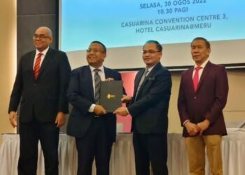 MOHD. Annuar Zaini (kanan) dan Redza Rafiq Abdul Razak (kiri) menyaksikan pertukaran dokumen antara Nizran Noordin  (dua dari kiri) dan Shahrul Azam Shaari (dua dari kanan) pada majlis memeterai MoU di Ipoh hari ini. - UTUSAN