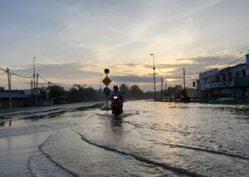 Fenomena air laut pasang besar menyebabkan jalan utama di Tanjong Karang, Kuala Selangor, Selangor akibat limpahan air dari Sungai Tengi pada pagi tadi. - UTUSAN / MOHAMAD ATHIR ISMAIL