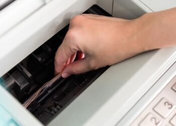 MESIN deposit tunai membantu polis Indonesia mengesan sindiket wang palsu.-GAMBAR HIASAN