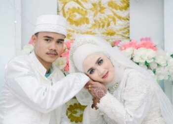STEFANUS Ikatan Zai (kiri) meninggalkan isterinya Maryana (kanan) di stesen minyak Banda Aceh sebelum menghilangkan diri.-AGENSI