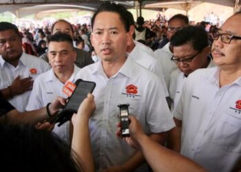 PETER Anthony ditemui semasa program bersama masyarakat di Tenom, Sabah semalam.