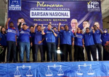 ASYRAF Wajdi Dusuki (enam kiri) melancarkan jentera pilihan raya BN Parlimen Sepang di Kompleks Muhibah Tanjung Sepat, Selangor. - UTUSAN/FAISOL MUSTAFA