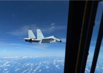 JET pejuang tentera China, J-11 menghampiri pesawat tentera Amerika Syarikat dalam jarak tiga meter di Laut China Selatan pada 21 Disember lalu. - REUTERS