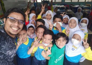 MOHD. Fadli Salleh bersama-sama anak-anak muridnya di Sekolah Kebangsaan (1) Gombak.