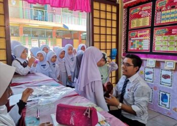 CIKGU Fadli (kanan) mula mendapat perhatian selepas mengemukakan pelbagai soalan serta kemusykilan berhubung isu pendidikan kepada pihak berwajib. – FACEBOOK MOHD FADLI SALLEH