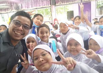 MOHD. Fadli Salleh bersama anak-anak muridnya