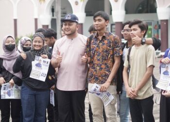 MOHD. RIDHWAN Mohd. Ali (tiga dari kiri) bersama 40 mahasiswa di pekarangan Masjid Al-Alami, Ayer Keroh, Melaka.