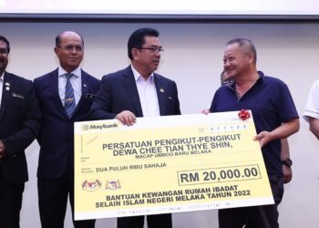 SULAIMAN Md. Ali menyampaikan replika cek sumbangan pada Majlis Penyampaian Bantuan Kewangan Rumah Ibadat Selain Islam (RISI) di Auditorium Seri Negeri, Ayer Keroh, Melaka.
