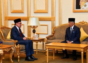 YANG di-Pertuan Agong berkenan menerima menghadap Perdana Menteri di Istana Negara. - FACEBOOK ISTANA NEGARA