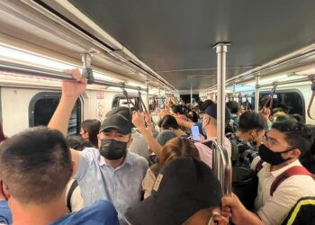 ANTHONY Loke ketika mencuba sendiri perkhidmatan LRT. - FB ANTHONY LOKE