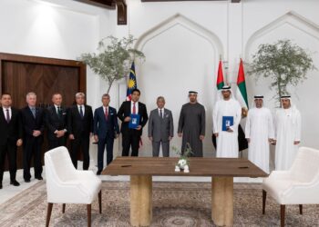 AL-SULTAN Abdullah Ri'ayatuddin Al-Mustafa Billah (tengah) berkenan menyaksikan  Majlis Pemeteraian Perjanjian antara Petronas Abu Dhabi Sdn Bhd dan ADNOC di Abu Dhabi, Emiriah Arab Bersatu, semalam.