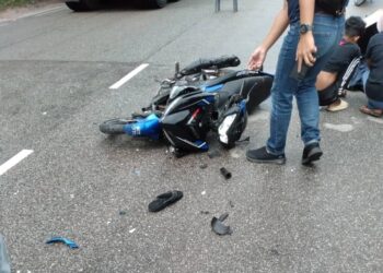KEADAAN motosikal dinaiki mangsa selepas bertembung dengan treler di kawasan perindustrian Bukit Kayu Hitam, Kubang Pasu.