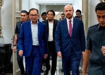 ANWAR Ibrahim menerima kunjungan hormat Bilal Erdogan yang merupakan anak Presiden Turkiye, Recep Tayyip Erdogan, semalam.