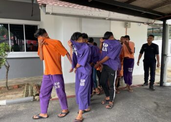 Lapan individu dibawa ke  Mahkamah Majistret Bachok, Kelantan semalam untuk mendapat perintah tahanan reman. - UTUSAN/TOREK SULONG.
