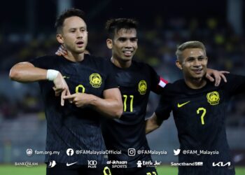 DARREN Lok menjarinmgkan gol pertama Harimau Malaya dalam aksi persahabatan menentang Maldives di Stadium Bola Sepak Kuala Lumpur hari ini.