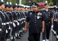 ZAINOL Samah memeriksa kawalan kehormatan pada Perhimpunan Bulanan IPK Melaka di Bukit Beruang, Melaka.