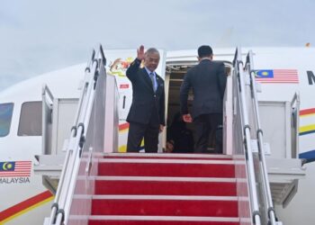 AL-SULTAN Abdullah Riayatuddin Al-Mustafa Billah Shah melambai tangannya sebelum berangkat ke Doha, Qatar bagi mengadakan lawatan khas selama enam hari sempena Piala Dunia 2022.