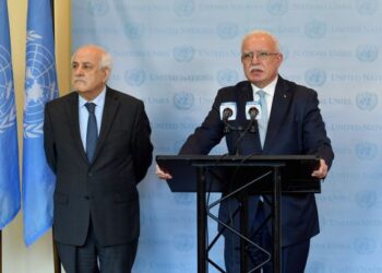 DUTA Palestin ke PBB, Dr. Riyad Mansour (kanan) dan
Menteri Luar Palestin, Riyad al-Maliki (kiri) bercakap semasa sidang akhbar di persidangan PBB di New York. -AFP