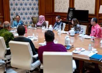 ANWAR Ibrahim bersama-sama para diplomat Malaysia yang akan bertugas ke luar negara.