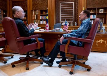 WEE Ka Siong ketika sesi pertemuan bersama Anwar Ibrahim di Putrajaya.