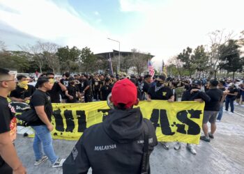 SEBAHAGIAN penyokong Harimau Malaya yang hadir memberika sokongan kepada Harimau Malaya di Stadium Thammasat di Bangkok, Thailand semalam.