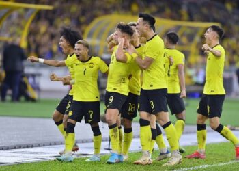 PEMAIN Malaysia meraikan jaringan Darren Lok dalam aksi menentang Singapura di Stadium Nasional Bukit Jalil hari ini.