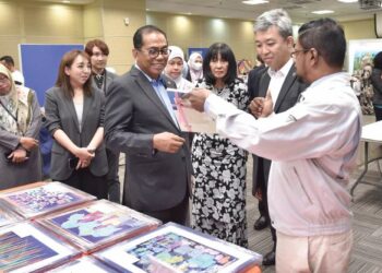 MOHAMED Khaled Nordin (tengah) melawat pameran sempena Karnival Penyelidikan Universiti Malaya, baru-baru ini. – FB DATUK SERI HJ. MOHAMED KHALED NORDIN