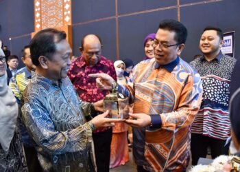 MOHAMMAD YUSOF Apdal (kiri) menerima cenderahati disampaikan Sulaiman Md. Ali pada Majlis Pelancaran Duta TVET UTeM di Dewan Canselor Kampus Induk UTeM, Durian Tunggal, Melaka.