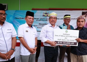 SULAIMAN Md. Ali (tiga dari kiri) menyampaikan sumbangan kepada Surau al-Ikhwan ketika Program Cakna Ummah Masyarakat Kampung Orang Asli Bukit Payung, Alor Gajah, Melaka.