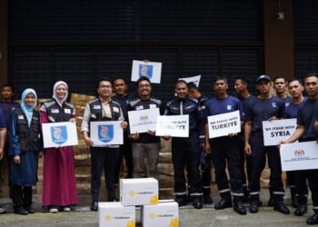 MYFUNDACTION menyerahkan pek makanan kepada Pasukan Mencari dan Menyelamat Khas Malaysia (SMART) yang menyertai misi bantuan di Turkiye.