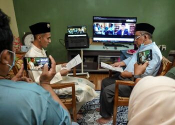 AKAD nikah pasangan pengantin, Mohd. Faizal Rusadio dan Afida Norma Md. Yusof yang dilangsungkan menerusi panggilan video semasa tempoh pelaksanaan PKP di Taman Puncak Jalil, Kuala Lumpur pada tahun lalu.