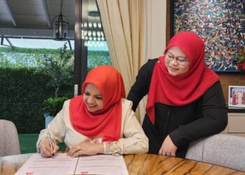 SHAHRIZAT Abdul Jalil mengisi borang pencalonan jawatan Ketua Wanita UMNO. - FACEBOOK SHAHRIZAT
