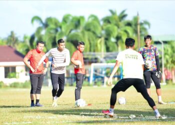 BARISAN pemain Kelantan United giat menjalani latihan menjelang pertemuan Liga Super dengan kedah Darul Aman FC di Padang Mardi, Pasir Tumbuh, Kota Bharu, Kelantan.-UTUSAN/IHSAN KELANTAN UNITED