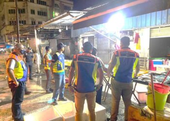 ANGGOTA penguat kuasa DBKL dan MPS menyerbu Pasar Harian Selayang yang dikatakan dijalankan warga asing. - FACEBOOK DBKL