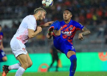 Penyerang Johor Darul Takzim (JDT), Bergson Da Silva cuba mengawal bola melepasi kawalan pertahanan KL City dalam aksi Liga Super di Stadium Cheras sebentar tadi. (FOTO: IHSAN Johor Southern Tigers)