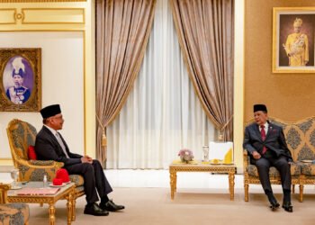 SULTAN Sallehuddin Sultan Badlishah menerima menghadap Anwar Ibrahim di Istana Anak Bukit, Alor Setar.