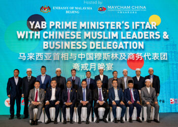 ANWAR Ibrahim ketika menghadiri pertemuan bersama pemimpin Muslim China dan delgasi perniagaan di China. - FACEBOOK ANWAR IBRAHIM