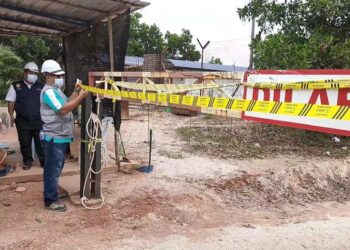 PEGAWAI Lembaga Pembangunan Industri Pembinaan Malaysia (CIDB) Pahang bertindak menutup serta-merta tapak pembinaan sebuah kilang di Paloh Hinai di Pekan, Pahang selepas gagal mematuhi prosedur operasi standard (SOP) ditetapkan. - UTUSAN/ DIANA SURYA ABD WAHAB