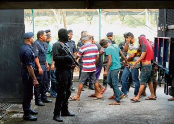 MEMANG agak menghairankan bagaimana boleh ada begitu ramai samseng kaum India sekarang.
