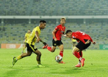 PEMAIN Perak FC,  Shafizi Iqmal (kiri) cuba melepasi halangan pemain Negeri Sembilan FC,  Tommy Mawat Bada pada perlawanan Liga Super di Stadium Perak, Ipoh hari ini. - UTUSAN/MUHAMAD NAZREEN SYAH MUSTHAFA