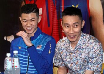 LEE Chong Wei (kanan) pernah menyebut Lee Zii Jia perlu membayar dengan harga cukup mahal jika ingin menjadi pemain terbaik dunia.