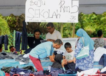 SEBAGAI langkah berjimat cermat, pakaian dan kelengkapan sekolah yang masih boleh digunakan elok terus dipakai. – GAMBAR HIASAN/UTUSAN