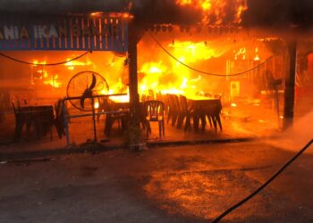 SEBANYAK lapan lot gerai di Astaka Stadium Bandaraya, George Town, Pulau Pinang musnah hampir 50 peratus dalam kejadian kebakaran awal pagi tadi.